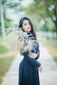 古装仙侠剧封面，男女主角立于云雾山巅，服饰飘逸，画面色调清冷唯美